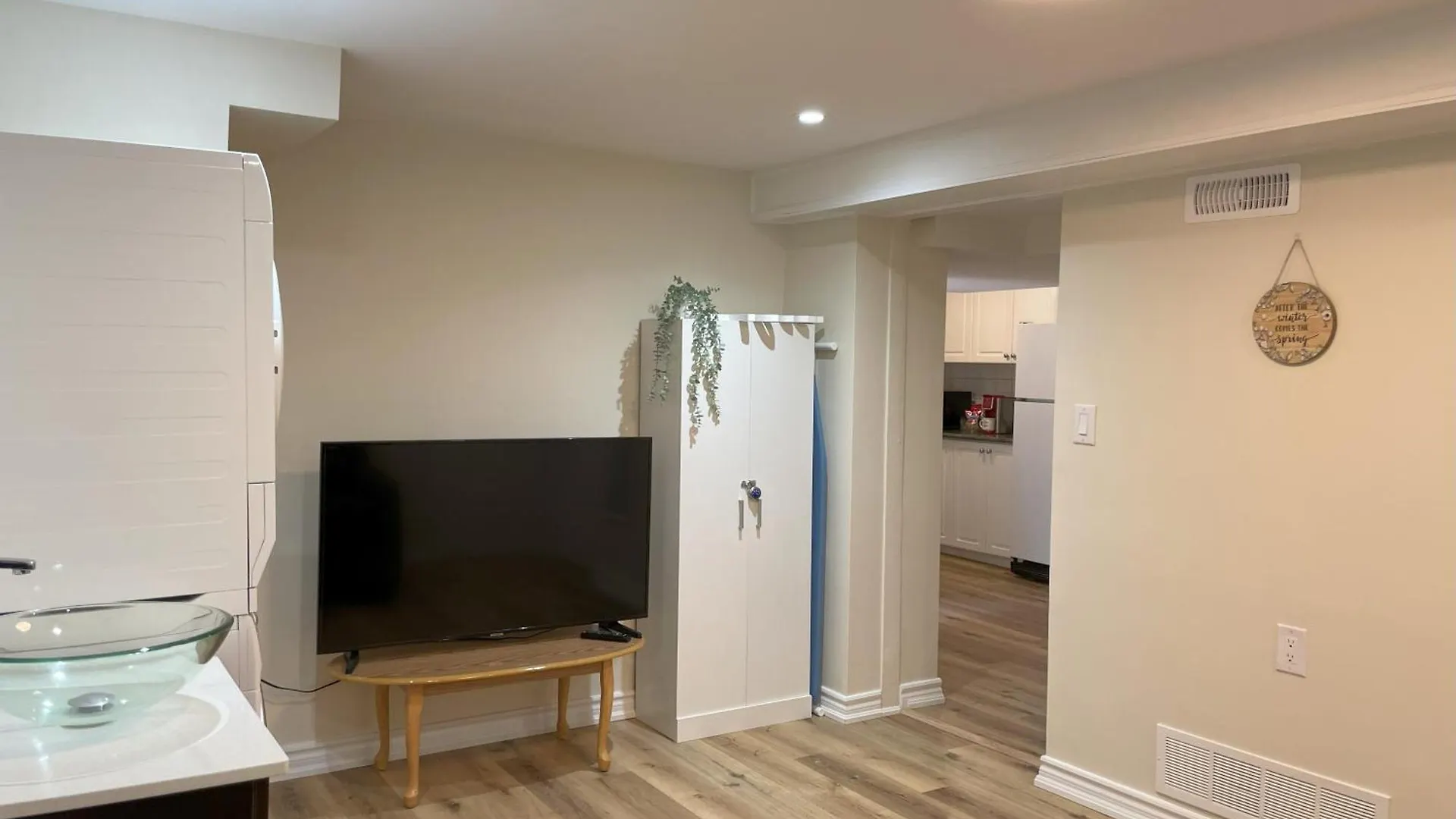 Newly-Renovated 3Br House, 12 Minutes To Airport Apartment Toronto Canada