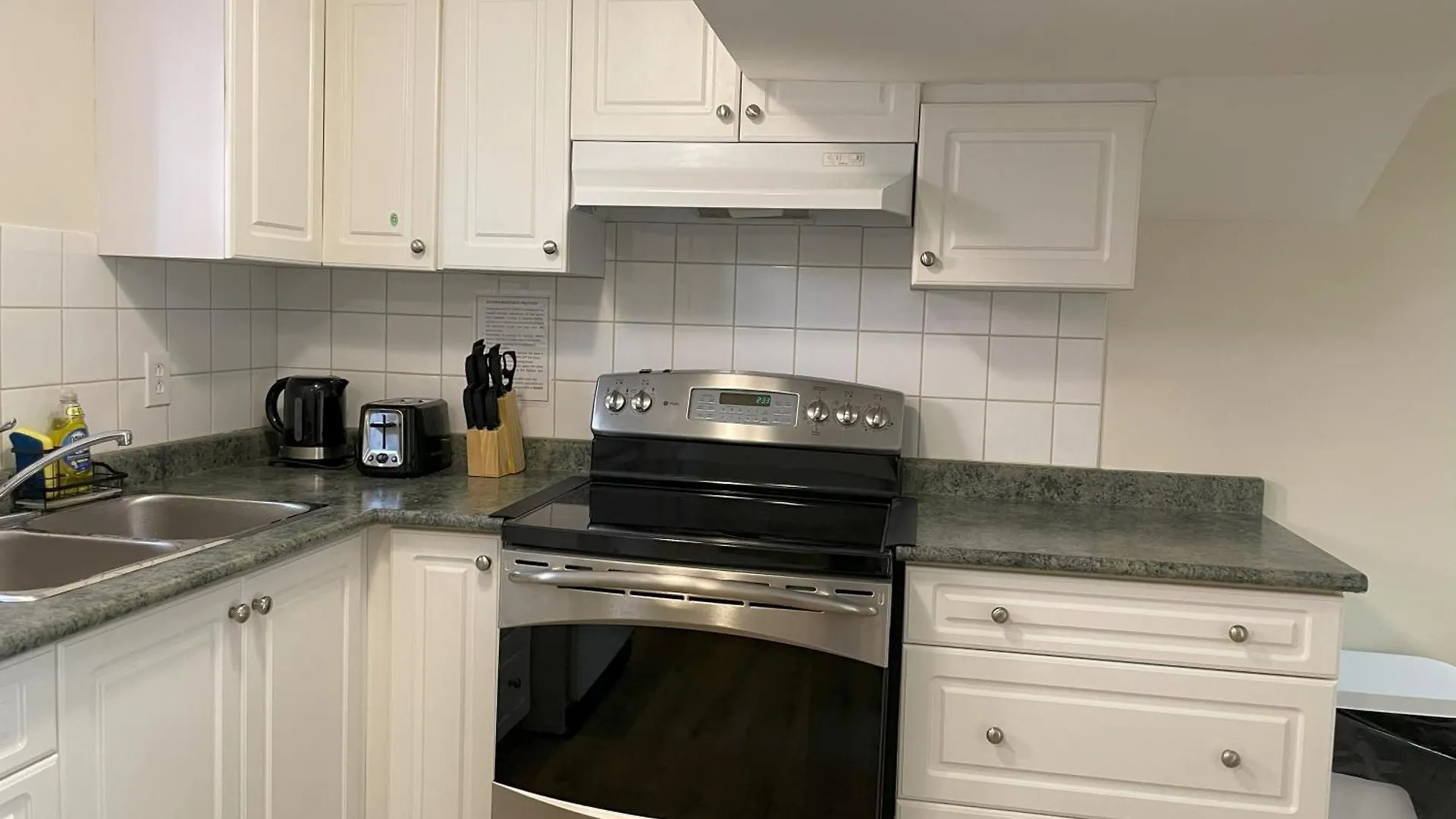 Newly-Renovated 3Br House, 12 Minutes To Airport Apartment Toronto 0*,