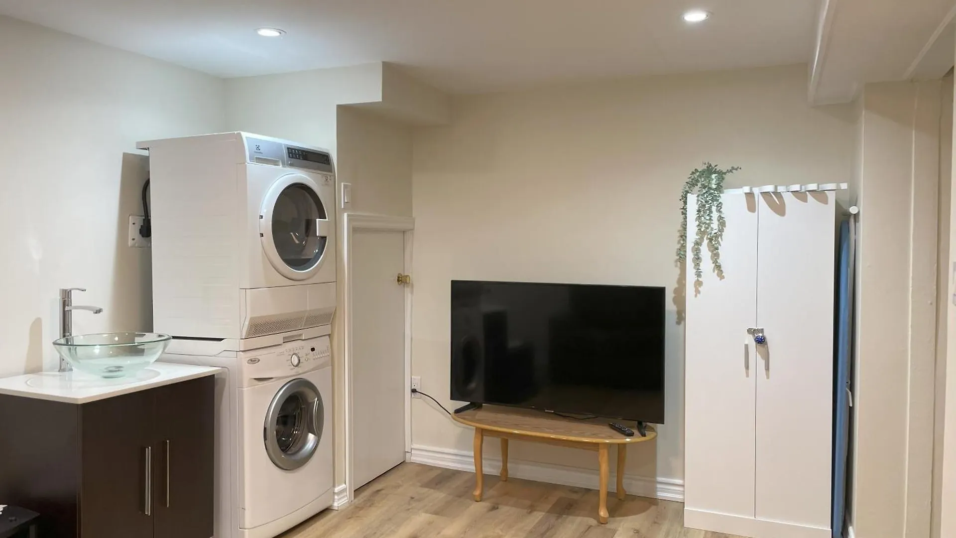 Newly-Renovated 3Br House, 12 Minutes To Airport Apartment Toronto 0*,