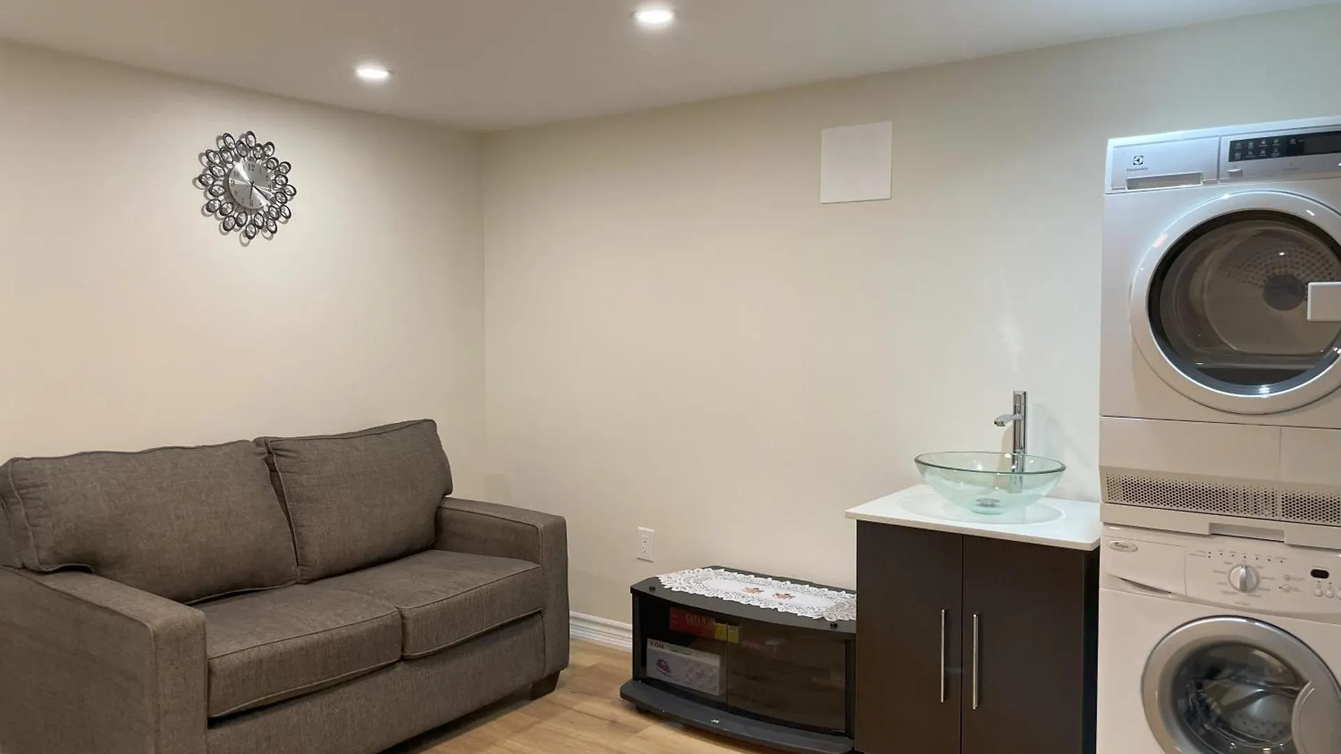 Newly-Renovated 3Br House, 12 Minutes To Airport Apartment Toronto